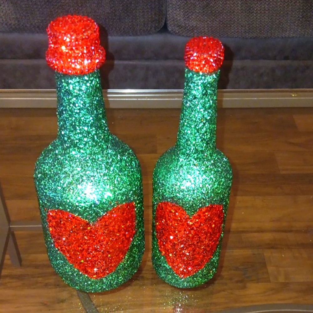Glittery Green and Red Heart Bottles By Chanbursai
